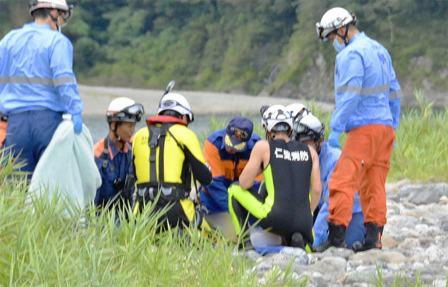 仁淀川で流された大学生に心肺蘇生を行う消防隊員ら（２４日午後４時２５分ごろ、いの町鹿敷＝画像の一部を加工しています）