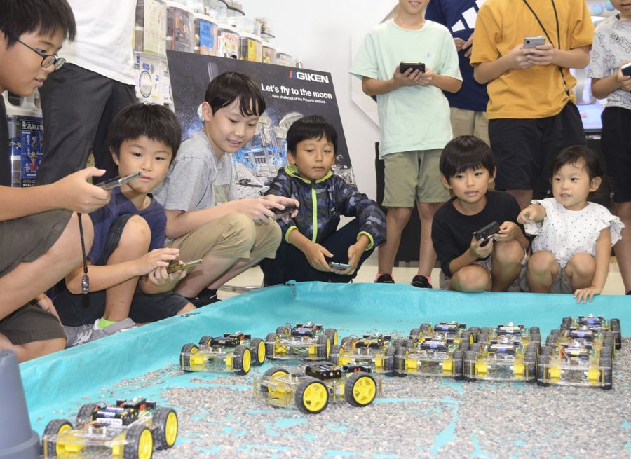製作したロボットカーを月面をイメージした砂利の上で走らせる子どもたち（南国市の海洋堂SpaceFactoryなんこく）