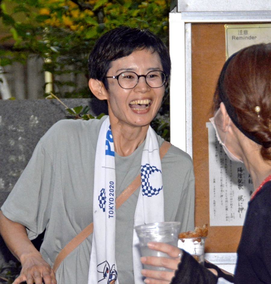 マルシェで接客する中内あゆみさん（写真はいずれも土佐市宇佐町宇佐の宇佐八幡宮） 