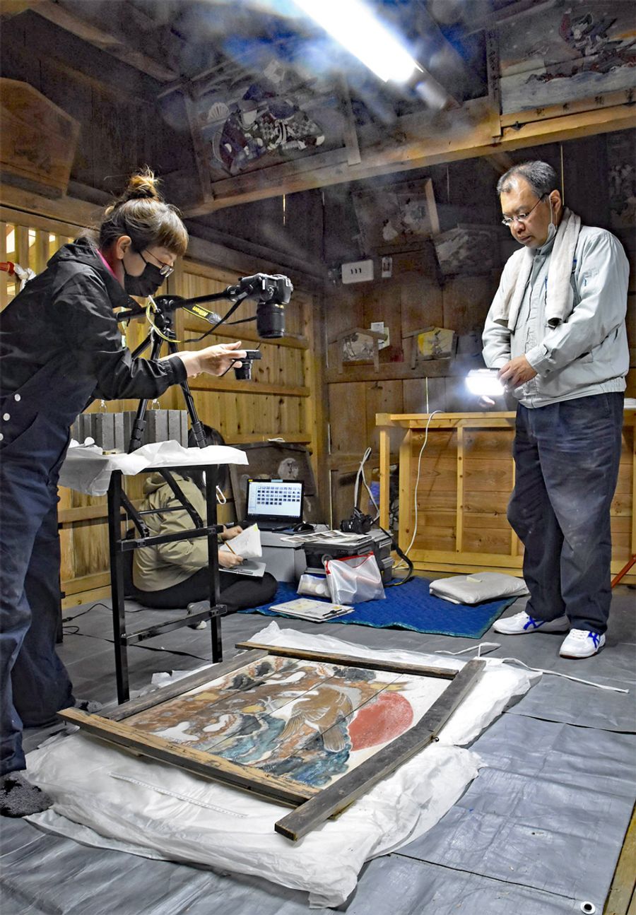熊野神社に納められた絵馬44点をはじめ、全ての文化財が撮影された(写真はいずれも南国市国分)