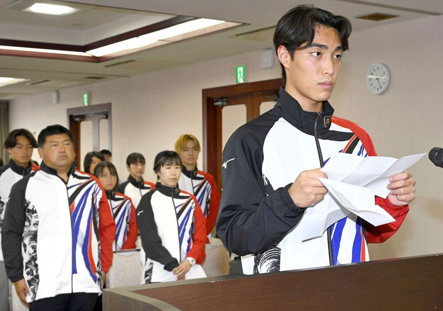 国スポ県選手団の壮行会で答辞を述べる水泳・松田悠成選手（高知市本町５丁目の高知共済会館）