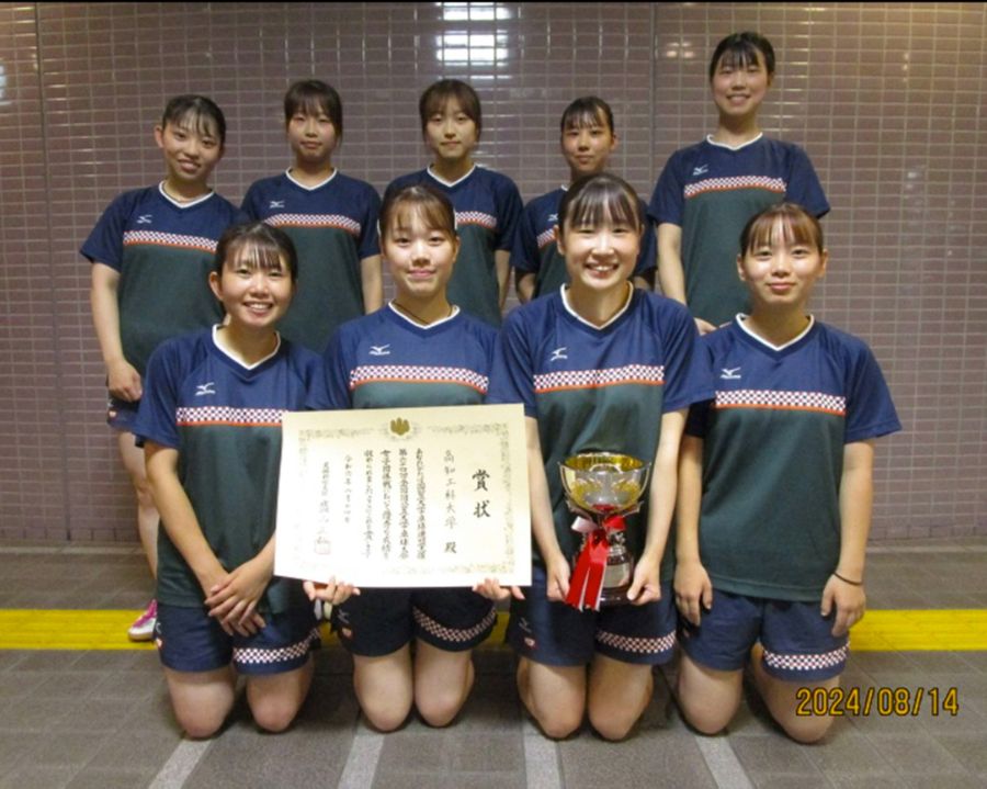 卓球の全国国公立大学大会団体戦で２年ぶりに男女優勝を果たした高知工科大の女子チーム