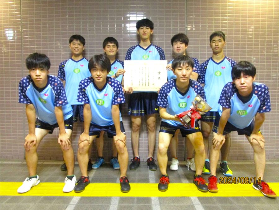 卓球の全国国公立大学大会団体戦で２年ぶりに男女優勝を果たした高知工科大の男子チーム