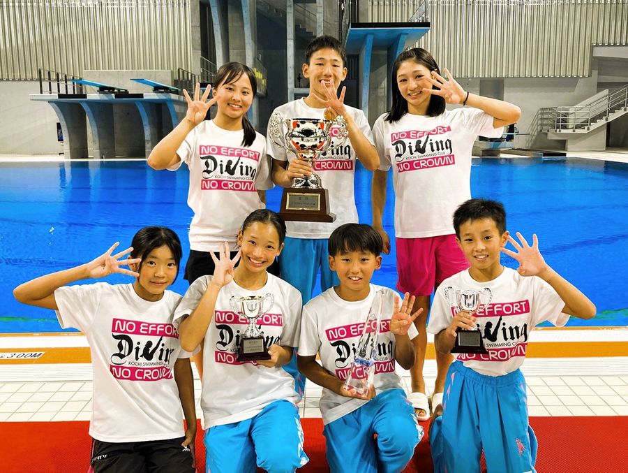 団体４連覇を果たした高知ＳＣ。浜田晃希＝前列右から２人目＝は１メートル板を制して男子最優秀選手に選ばれた