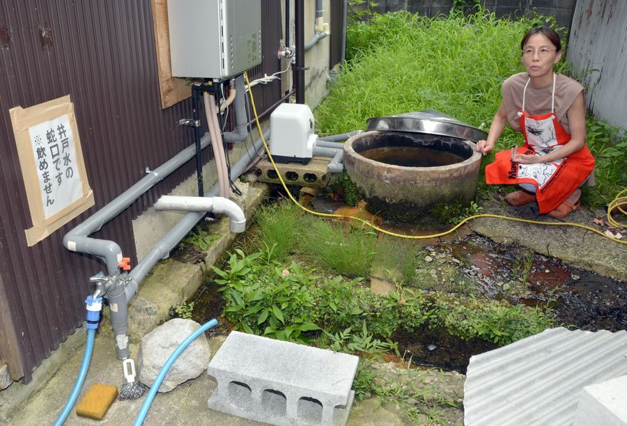 被災地の住民に共有された民家の井戸。毎日行列ができたという（石川県七尾市郡町）