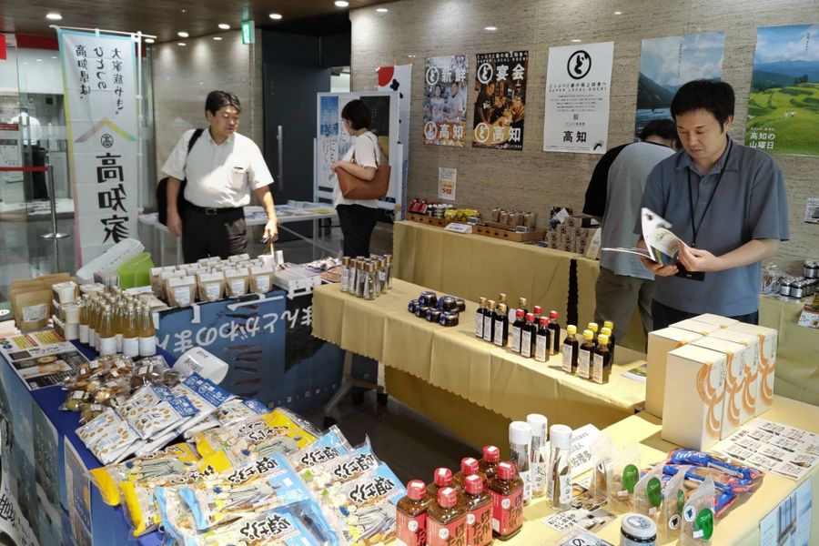 県産品を販売した「道の駅マルシェ」（東京都千代田区）