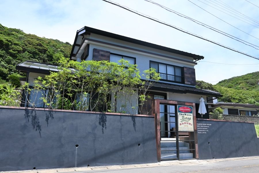 今年オープンした一棟貸しの宿泊施設「BASE」。空き家を活用しています 