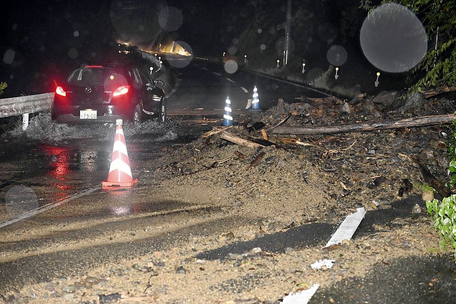 山側から土砂が流れ出た県道　（２８日午後７時５分ごろ、宿毛市橋上町神有）