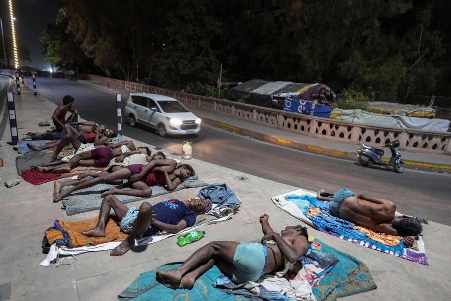 暑い夜に道路わきでねむる人たち＝６月、インド北部（ＡＰ＝共同）