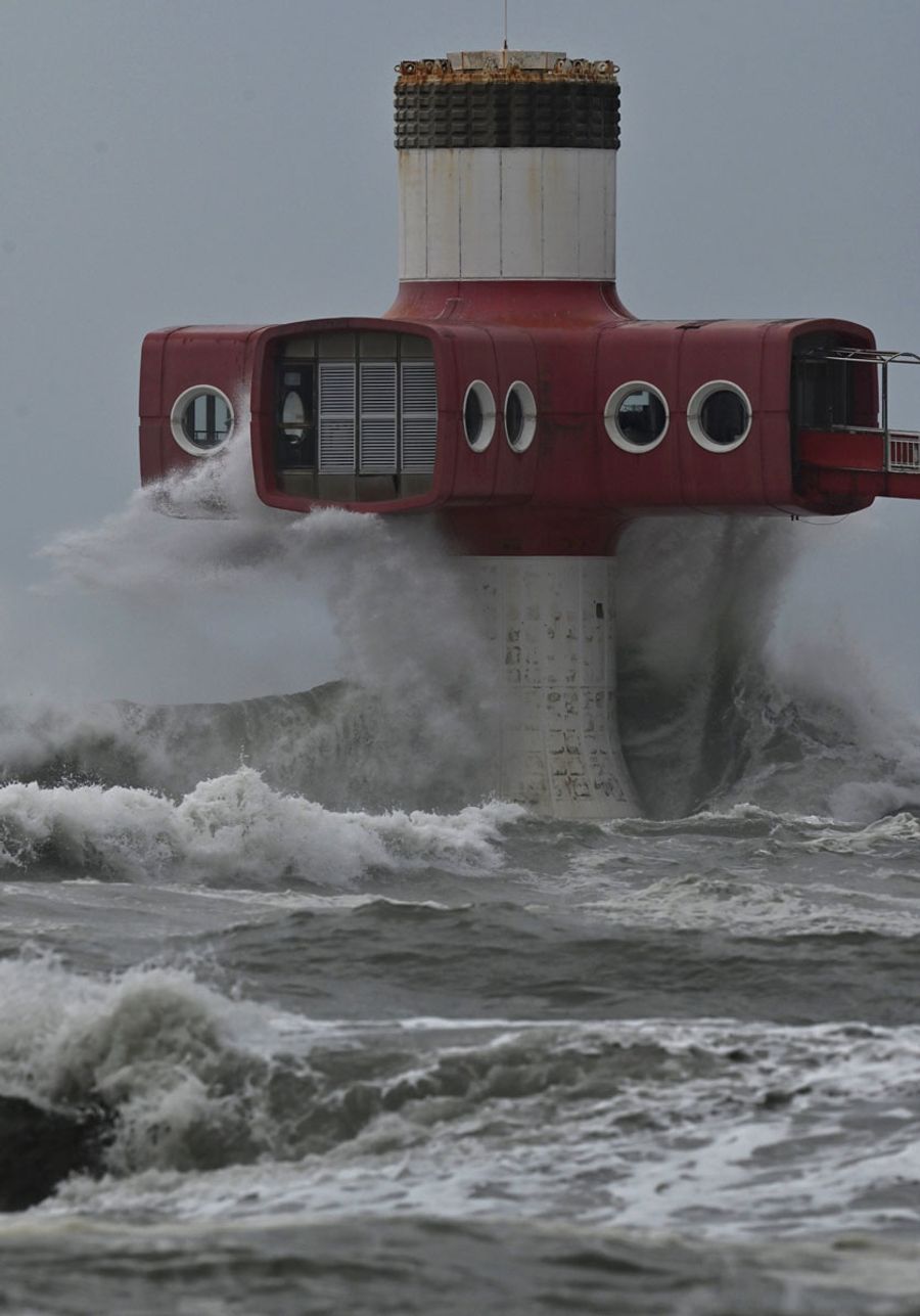 激しい波が打ち寄せる足摺海底館（２９日午後１時ごろ、土佐清水市の竜串湾）