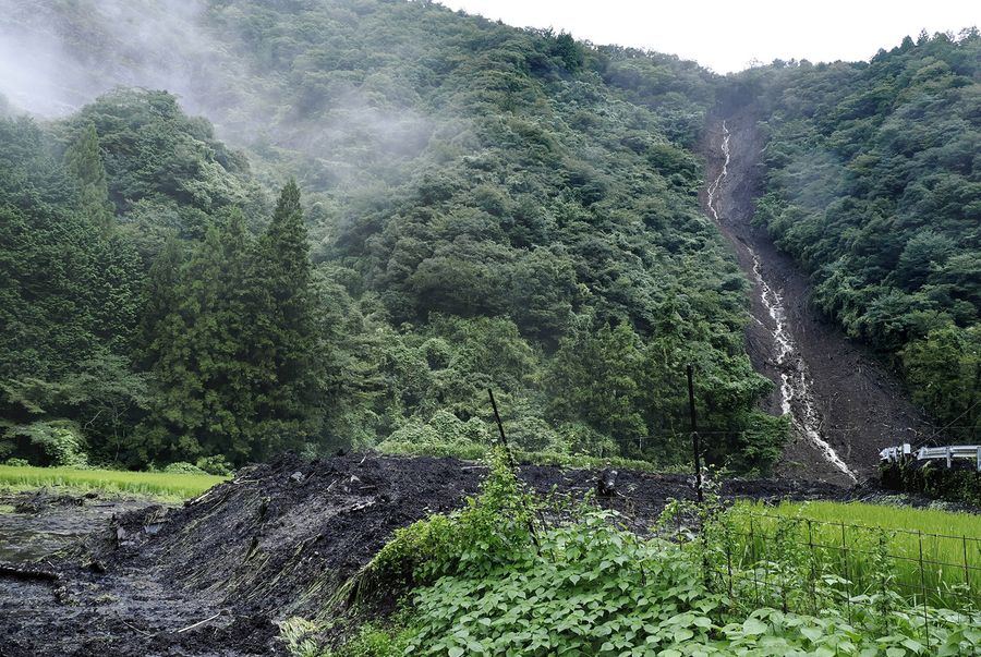 山肌が筋状に崩れ、土砂が近くの水田を覆った（３０日、津野町北川）