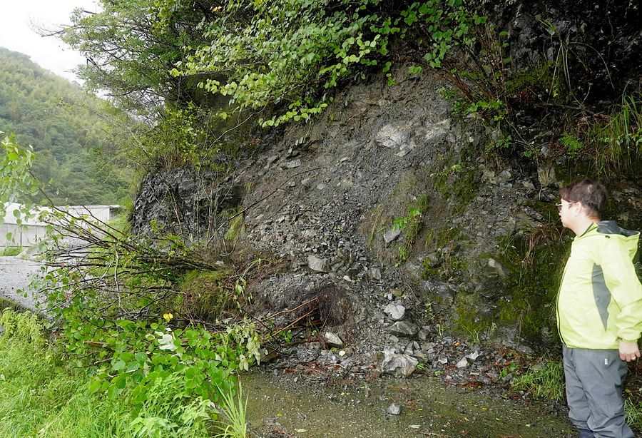 土砂崩れでふさがれた農道(同日午後0時40分ごろ、高知市蓮台)