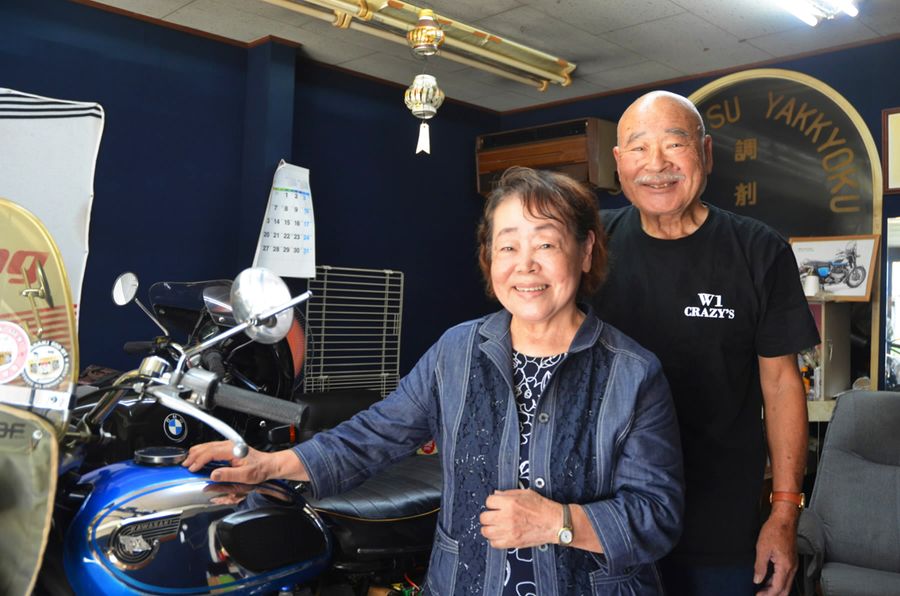 バイクを背に寄り添う依光ゆかりさんと夫の邦憲さん。応募を勧めたのは邦憲さんだった（高知市内）