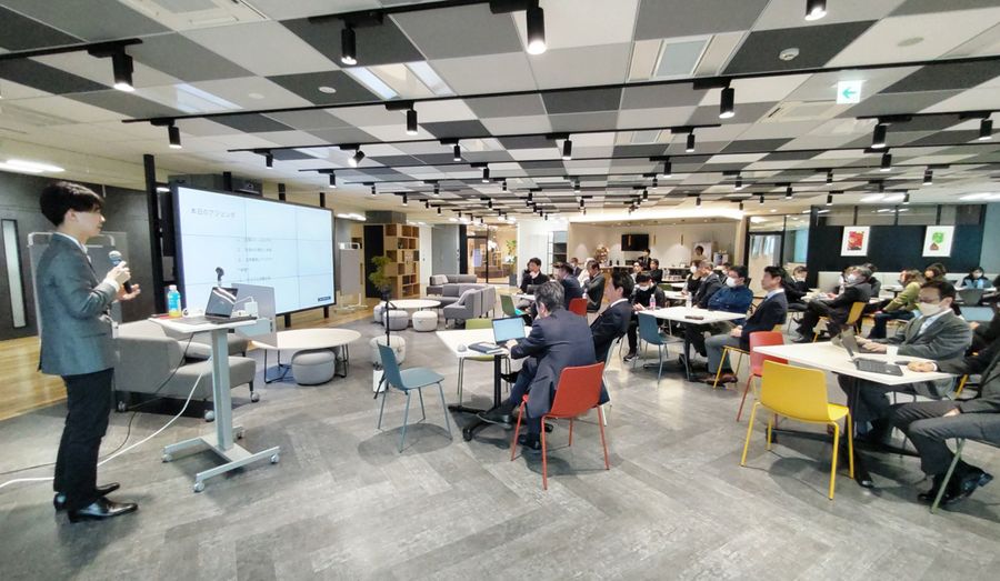 尾形さん＝左端＝を講師に開いた社内勉強会（３月、高知新聞社）