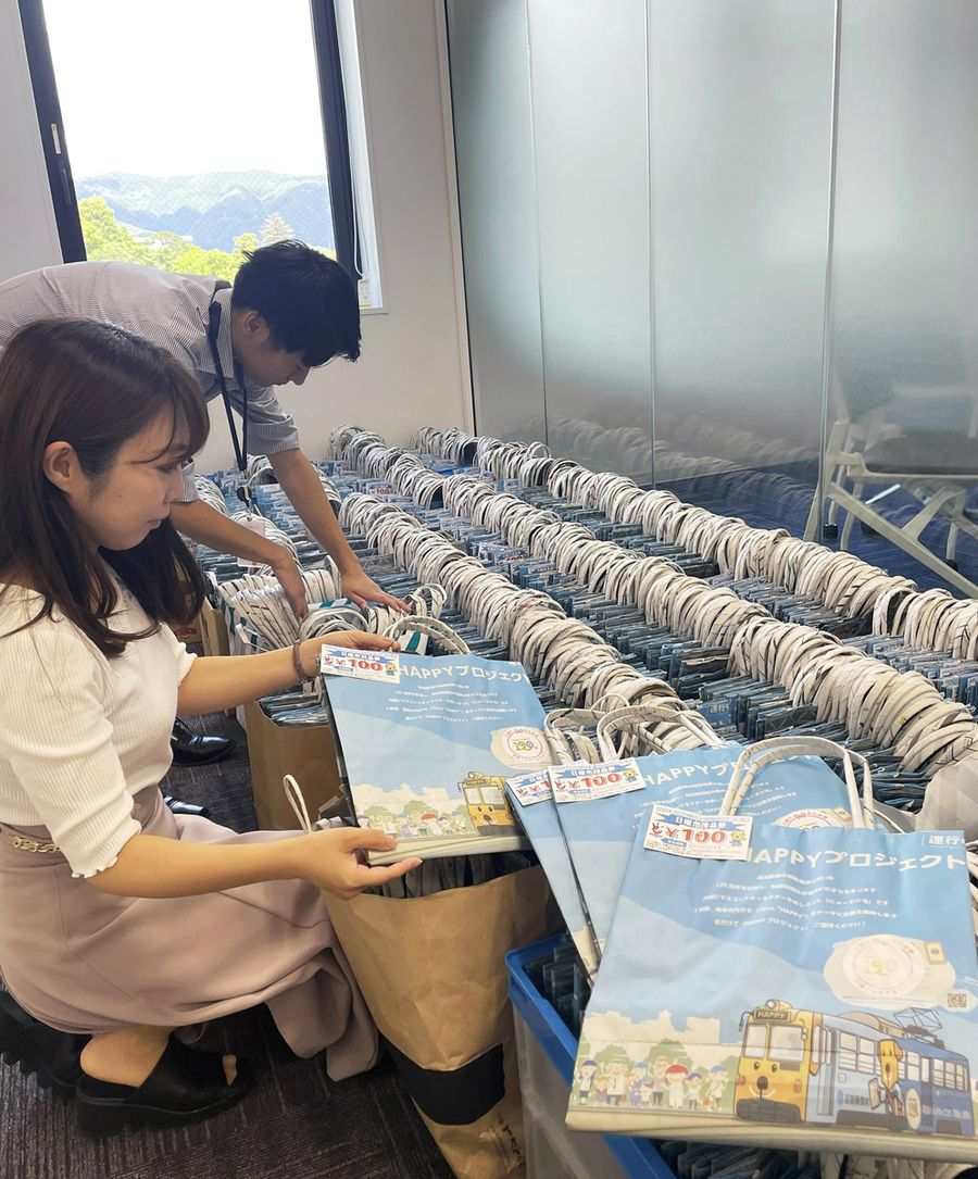 同じく１２０周年を迎えた路面電車とのコラボ紙面で仕上がった新聞ばっぐ（高知新聞社）