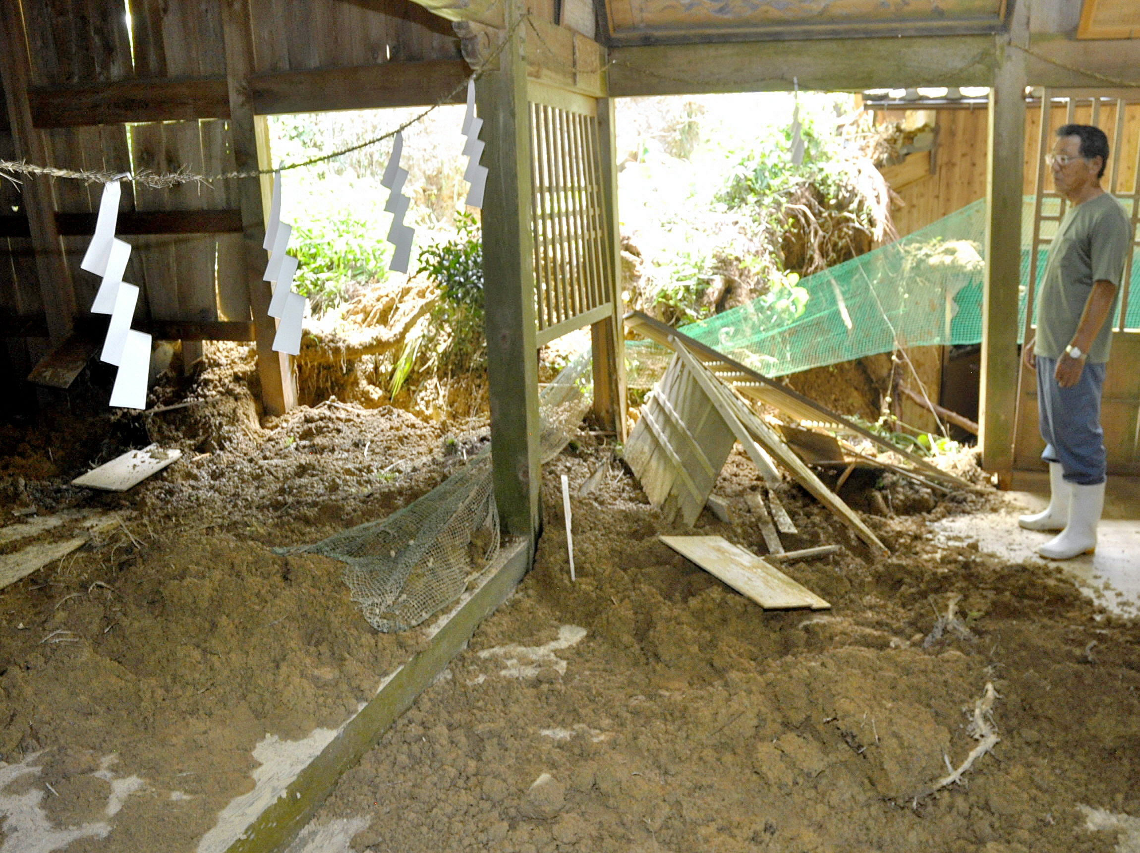 台風の大雨で神社に土砂直撃 町道の法面崩れ社殿内部に達する
