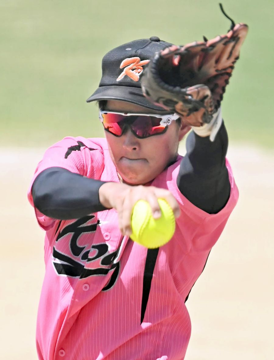 トヨタ打線を１安打完封した高知ＰＷのエース片岡空（春野ソフトボール専用球場＝森本敦士撮影）