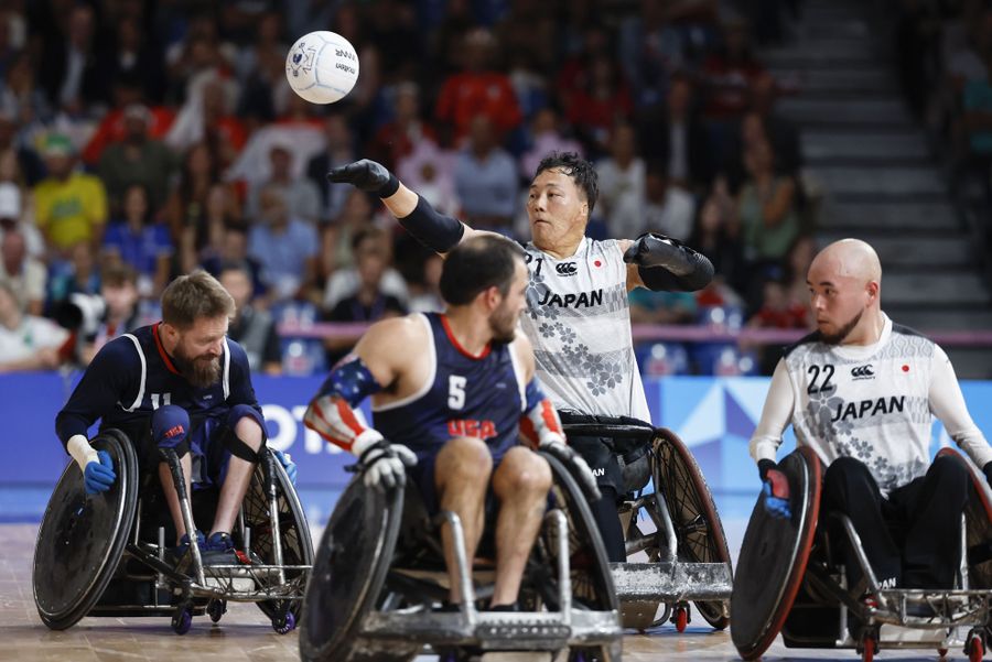 日本―米国 第4ピリオド、パスを出す池=パリ(共同)