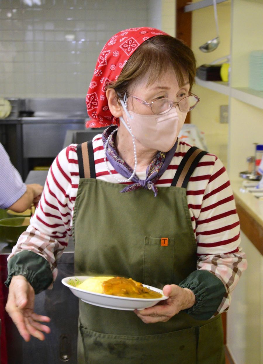 「なけなしのバイト代で食べに来る生徒もいる」と低価格のメニューを提供する長尾厚子さん（写真はいずれも宿毛市与市明の宿毛高校）