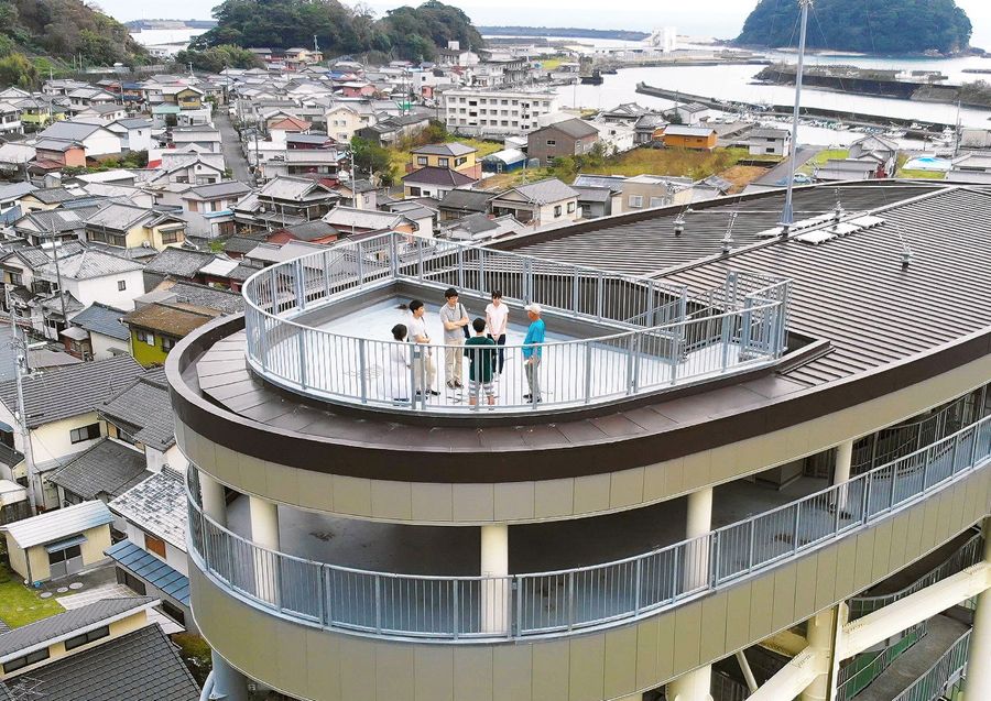 浜町地区にある国内最大級の津波避難タワーを巡る防災学習プログラム（黒潮町佐賀、町観光ネットワーク提供）