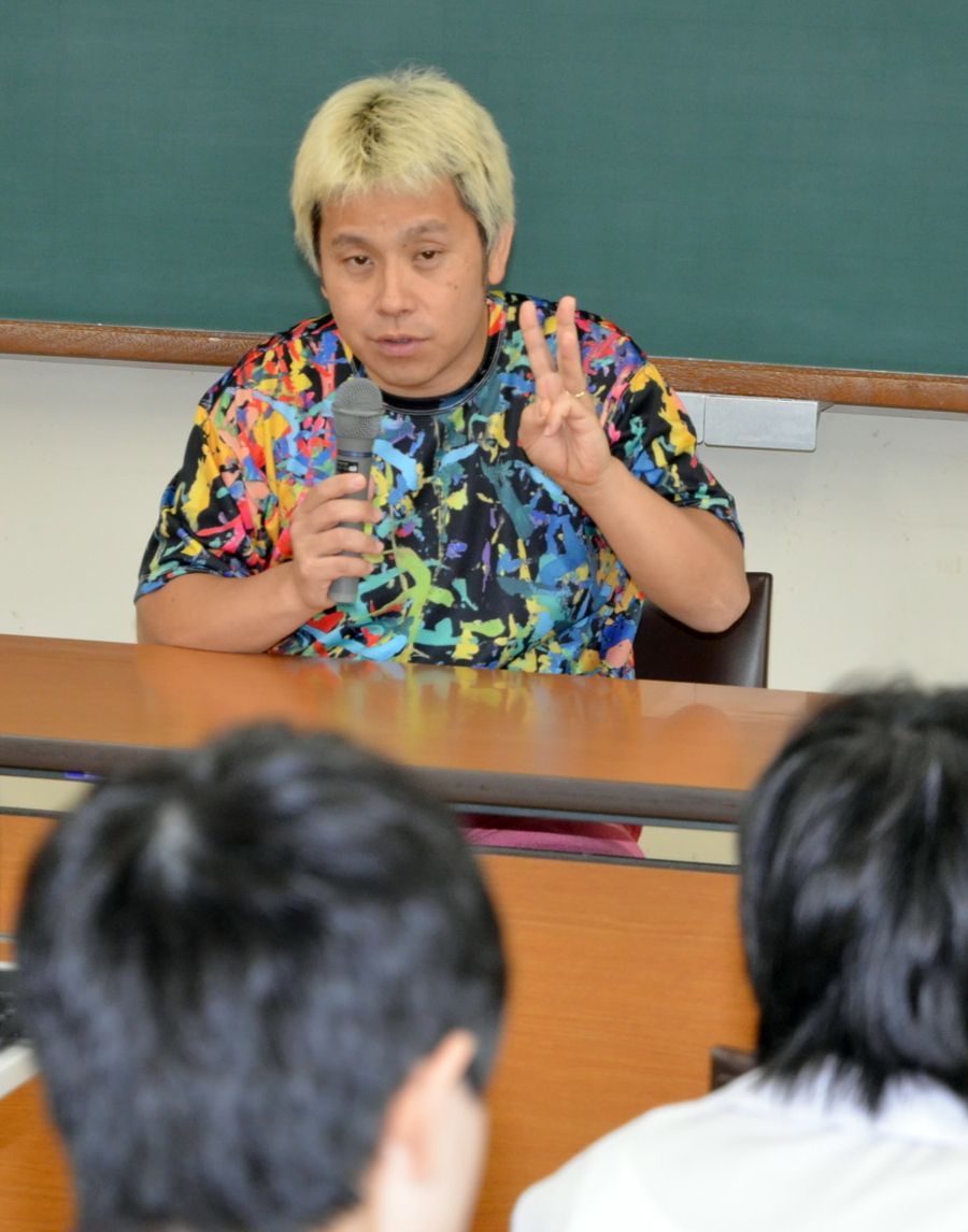 「好きなことを探して」と呼びかける成沢俊輔さん（高知市の県立盲学校）