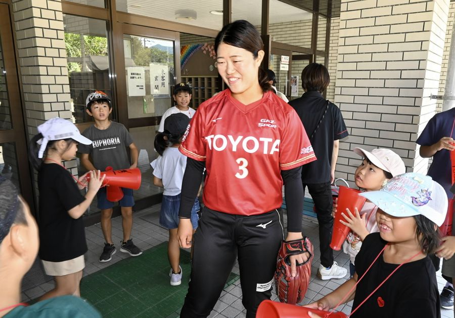 母校の蕨岡小学校を訪れ、「家、近所やん」などと児童と盛り上がる下山絵理選手（四万十市の同校）