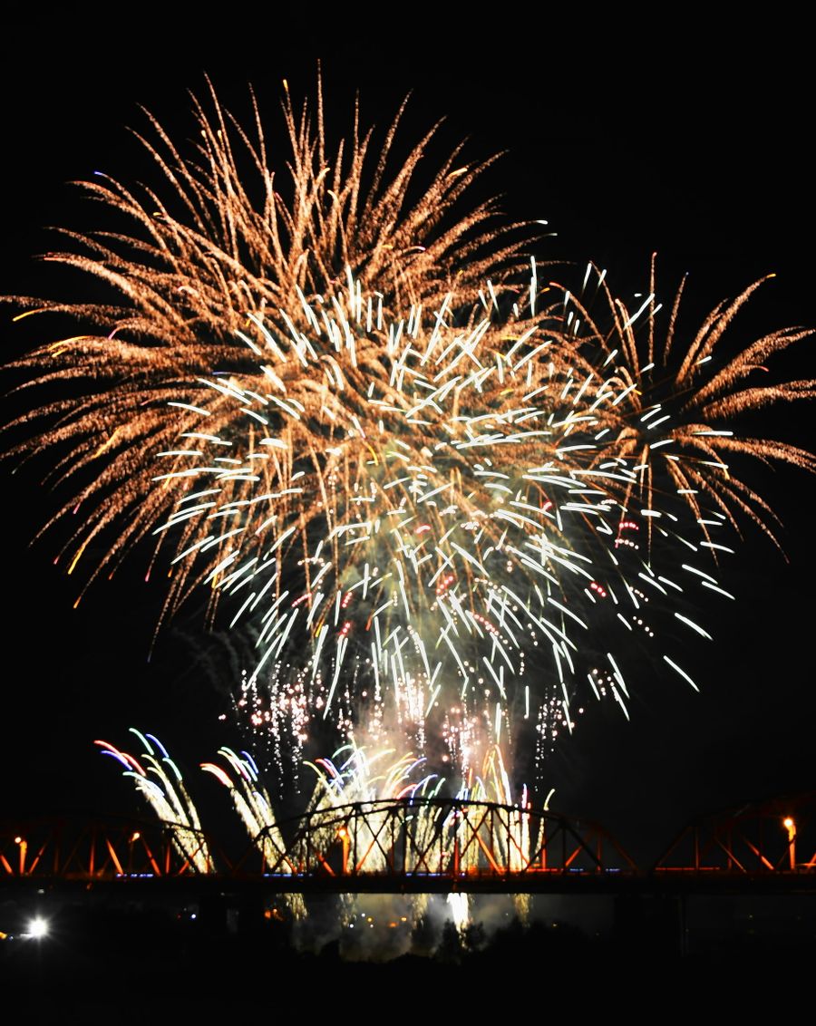大輪が夜空を彩った納涼花火大会(四万十市渡川1丁目から多重露光で撮影)