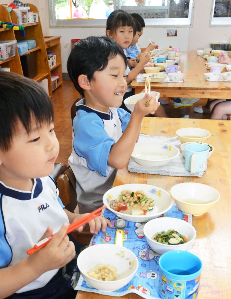 オーガニック給食を味わう園児たち(高知市大津乙の芸術学園幼稚園)