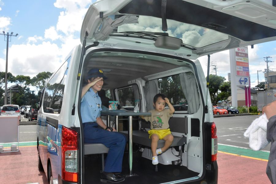 移動交番車を体験する保育園児(高知市秦南町1丁目のイオンモール高知)