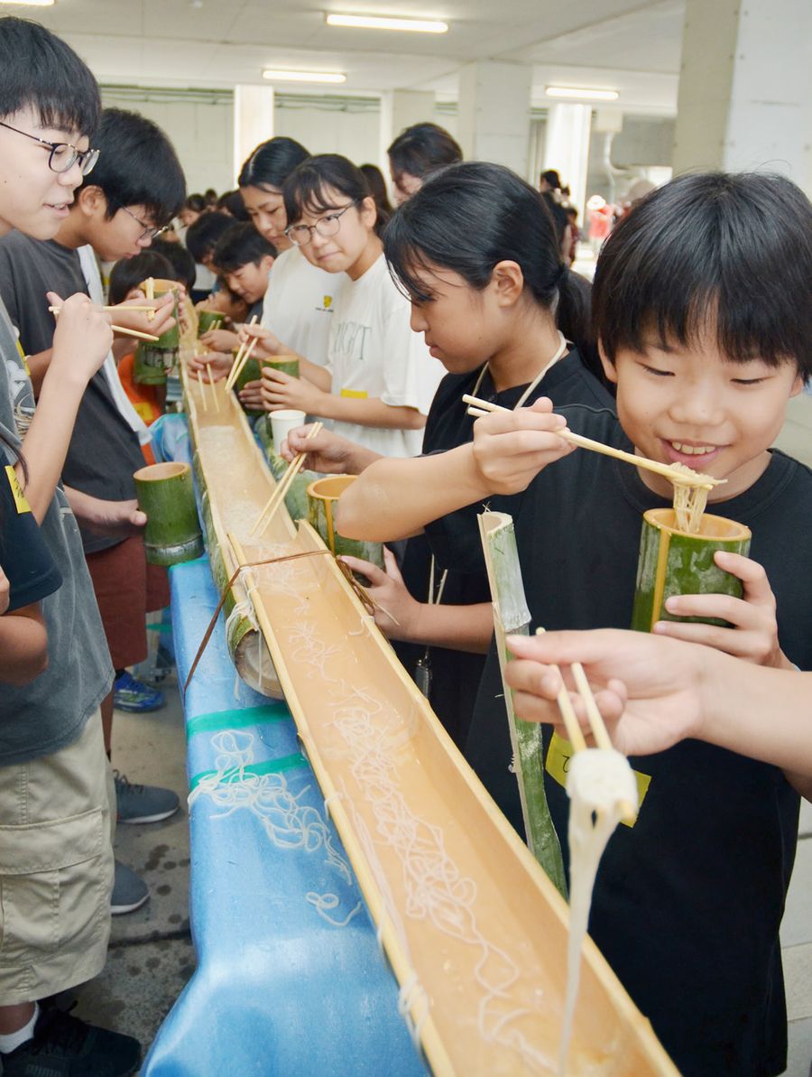 流しそうめんを楽しむ児童ら（高知市潮見台１丁目の介良潮見台小学校）