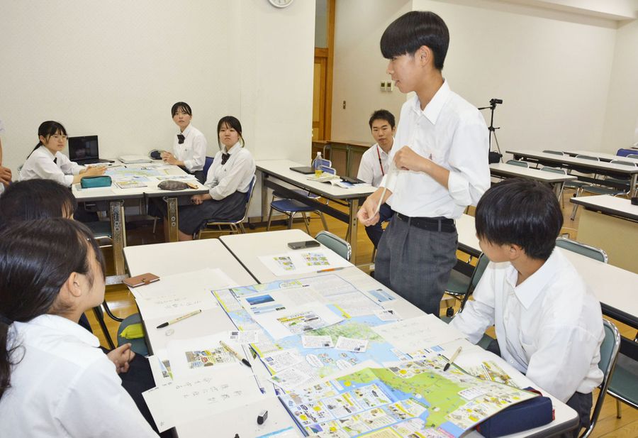 地図を基に「防災かるた」作りに取り組むＮＤＳＤのメンバー（四万十市の中村高校）