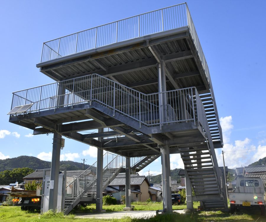 高さ不足で町が対策に乗り出す津波避難タワー（東洋町白浜）