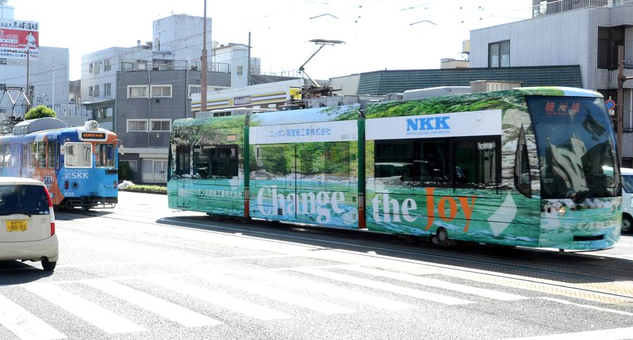 高知市中心部では、ラッピング電車がすれ違うことも珍しくない(高知市上町1丁目)