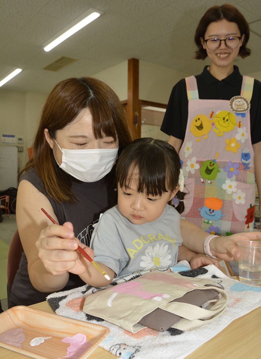 手提げバッグ作りに励む親子（いの町の子育て支援センター「ぐりぐらひろば」）