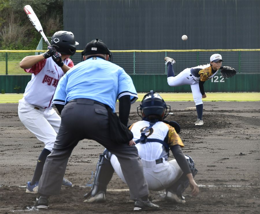 「女子硬式野球室戸大会」で台湾チームと対戦する室戸高校のバッテリー（室戸市の室戸マリン球場）