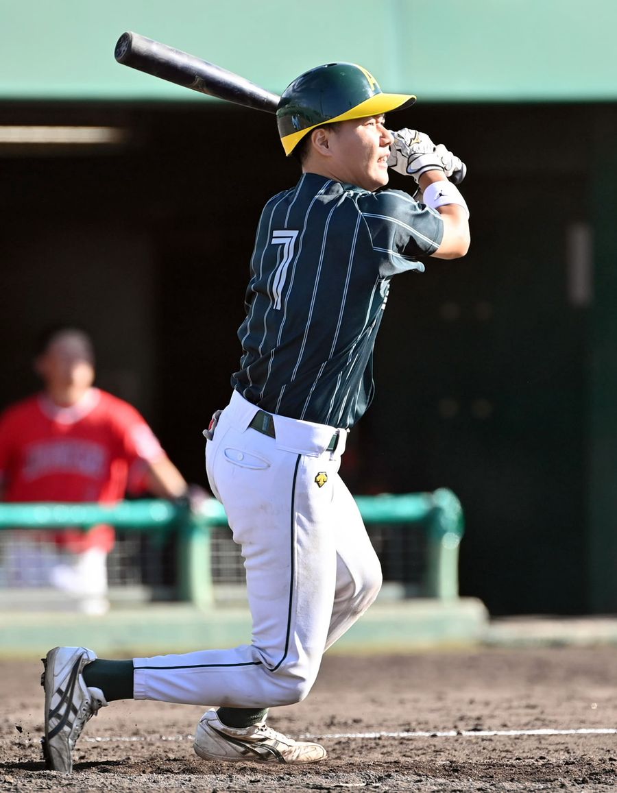 【旭食品―本山体育会】６回裏旭食品１死二塁、島内の適時二塁打で３―２と勝ち越す（写真はいずれも高知球場＝森本敦士撮影） 