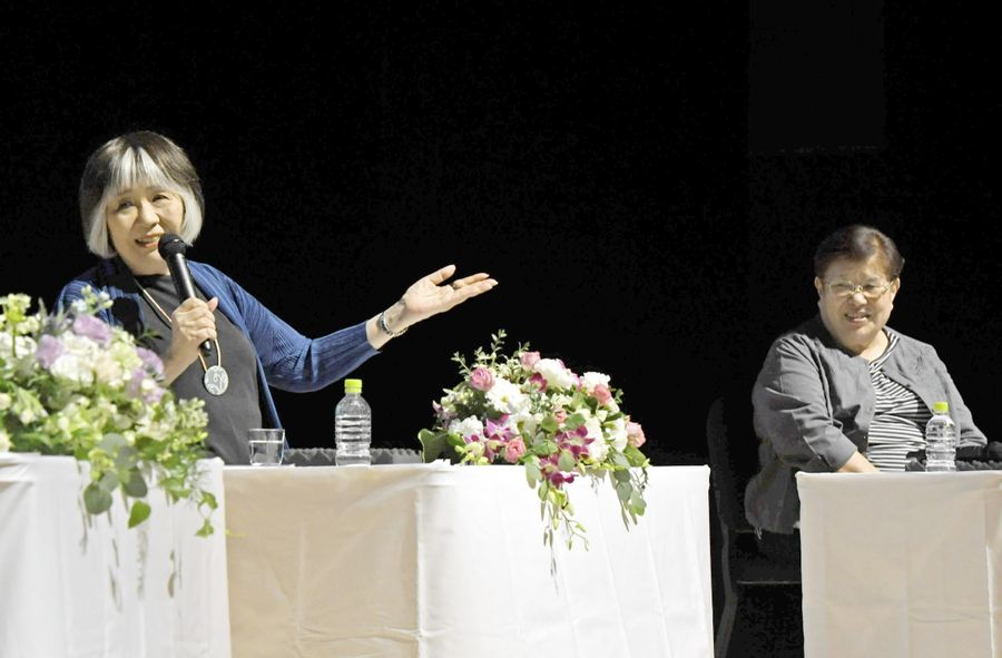 講演する漫画家の里中満智子さん=左=と、やなせスタジオ社長の越尾正子さん(南国市大そね甲)