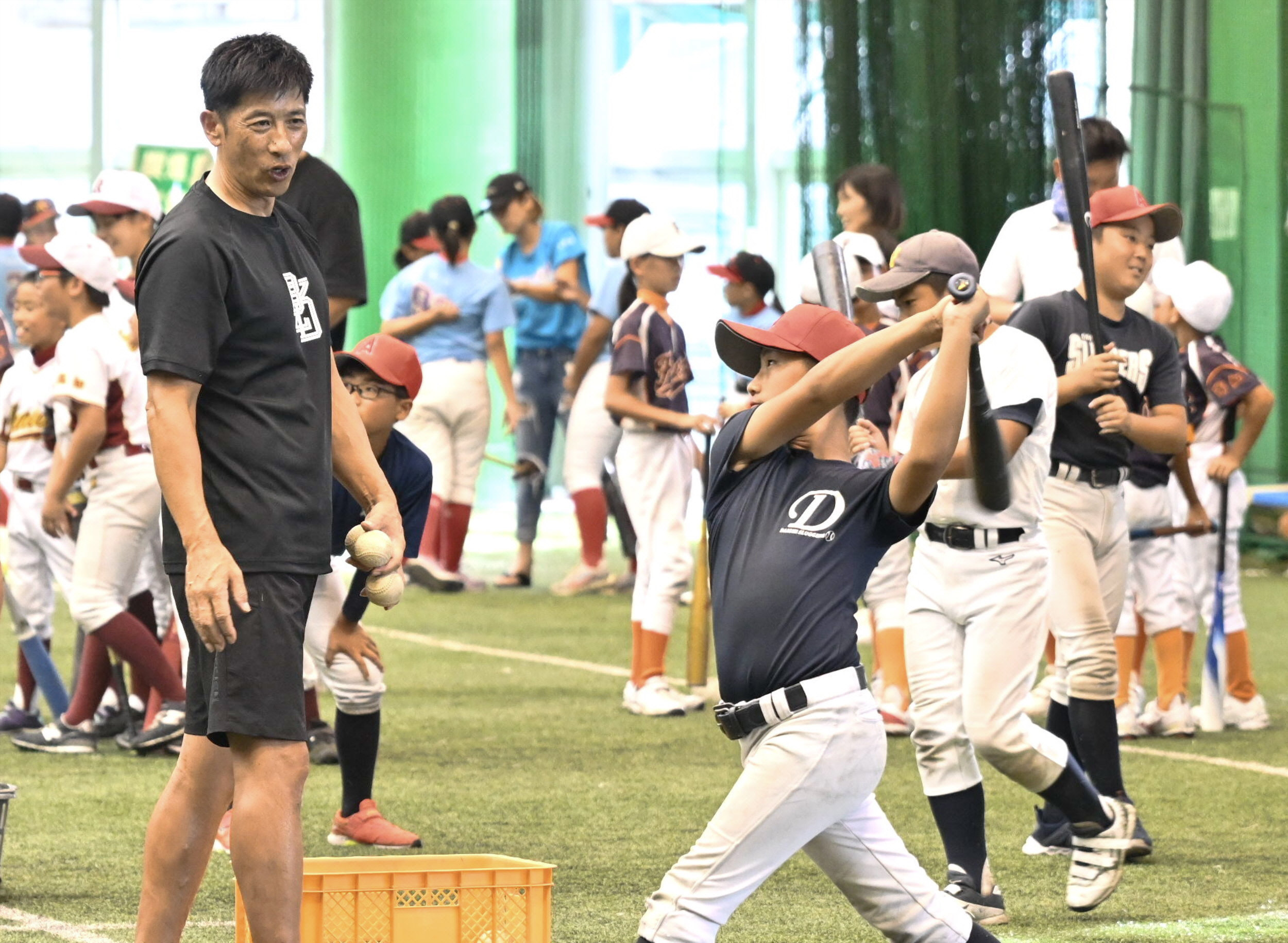 阪神タイガース前監督の矢野燿大さんが小学生に野球指導 「失敗しても