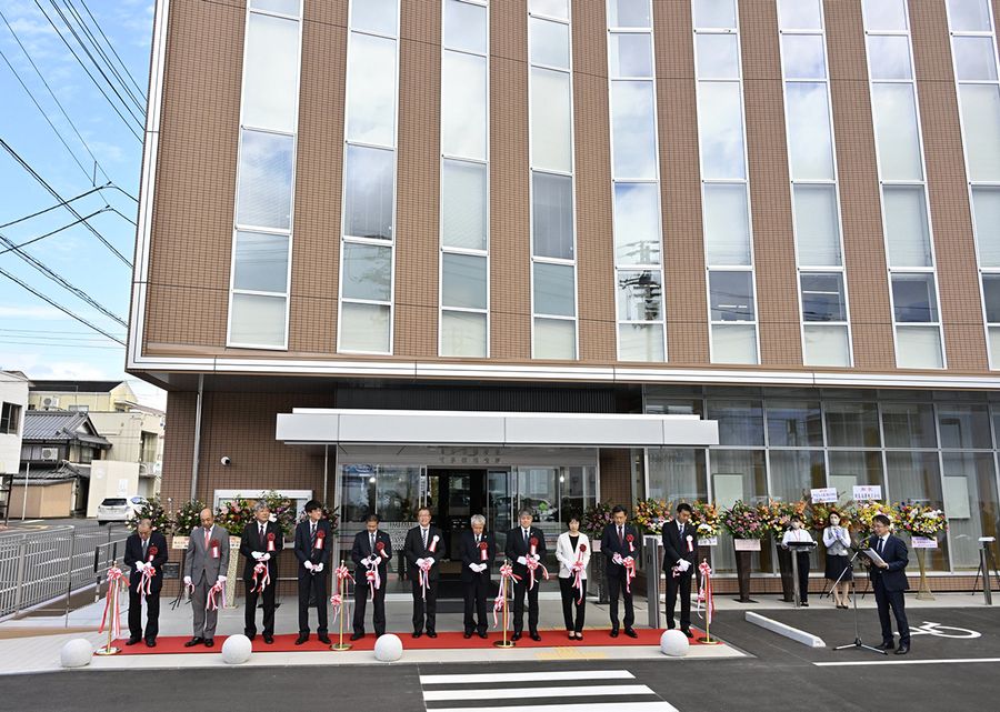 テープカットで本店移転を祝う幡多信用金庫の関係者ら（四万十市中村大橋通６丁目）