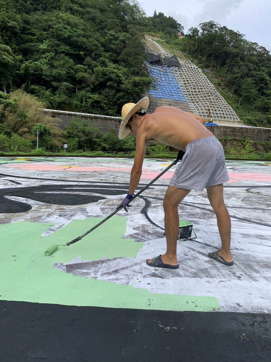 制作中の巨大絵。すべてローラーで色を塗った(8月、大桐広場)