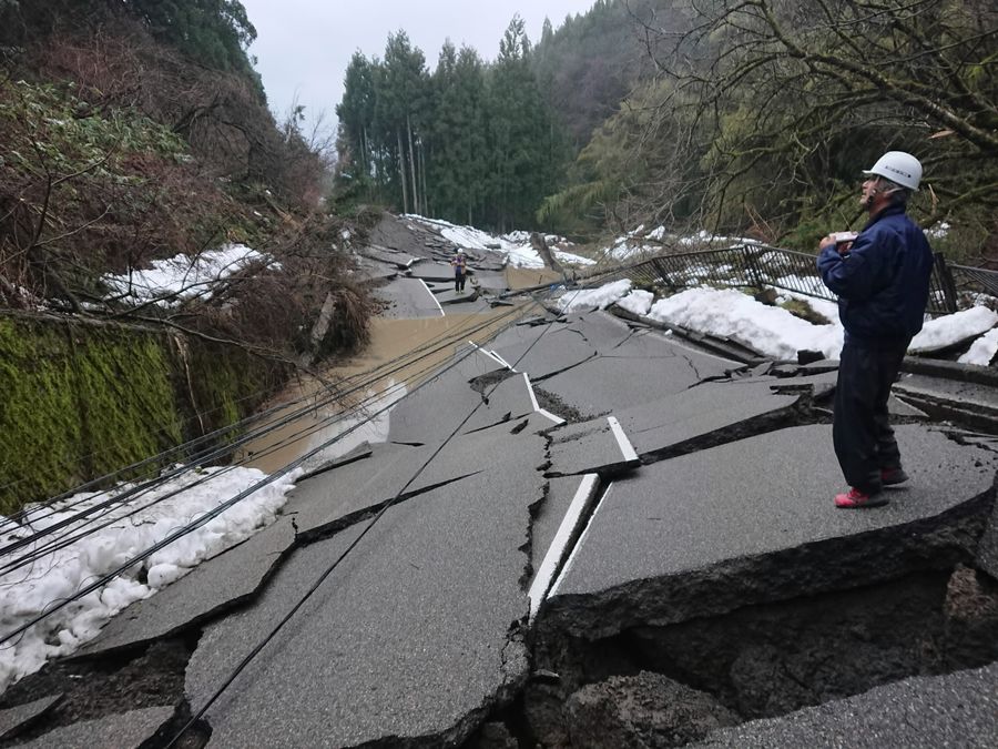 輪島市街地の手前で国道２４９号は通行不能となっていた（１月３日、石川県輪島市門前町浦上＝真柄建設提供）