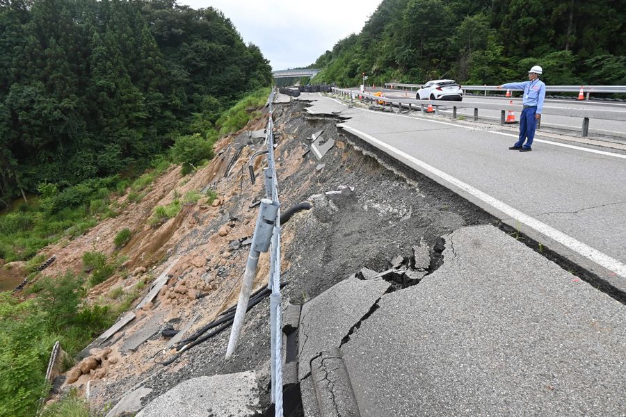 崩落した能越自動車道。残った車線で対面通行を実施している（石川県穴水町麦ケ浦）