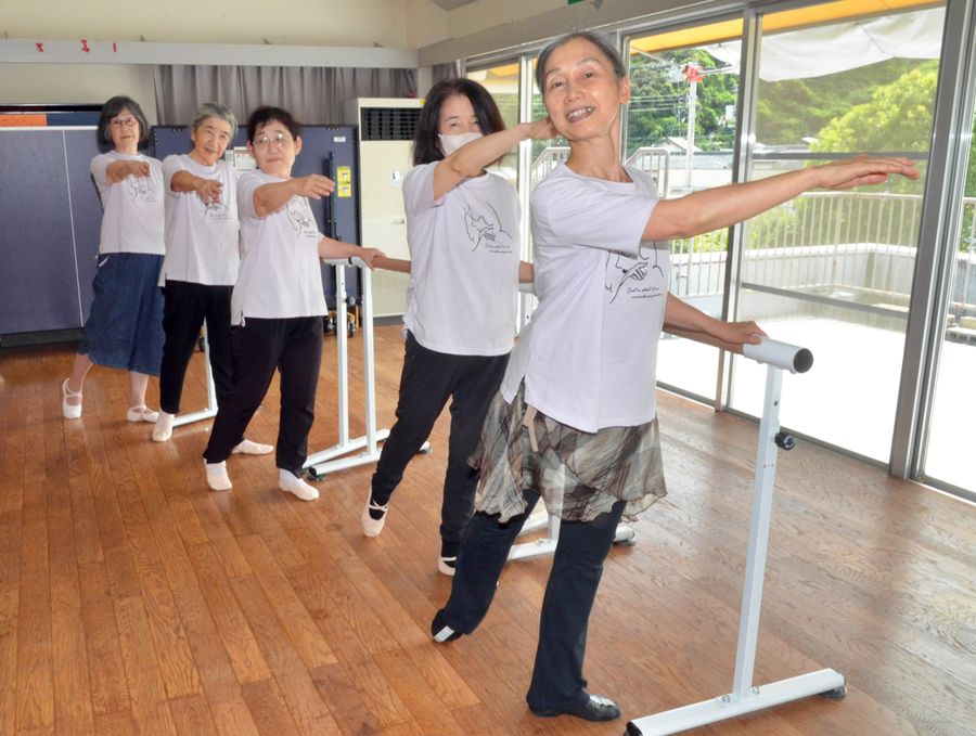 バーレッスンをする高知プリマ会のメンバー（高知市春野町の春野公民館平和分館）