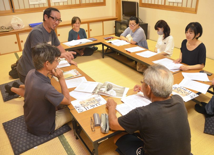 舞台本番に向け台本読みをする劇団のメンバーら（高知市鴨部の市西部健康福祉センター）