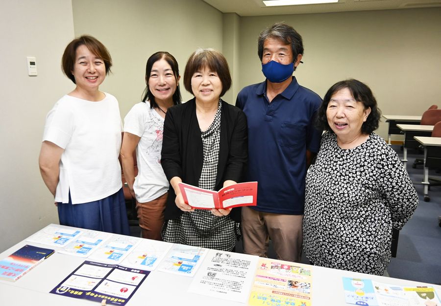 「自閉症児の親が会って話せる場を続けていきたい」と話す会員たち（高知市朝倉戊の県立ふくし交流プラザ）