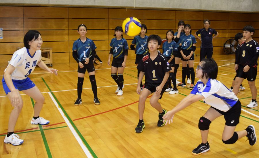 お笑い芸人のさとゆりさん（左）らが小中学生を指導したバレーボール教室（香美市土佐山田町宮ノ口の高知工科大学）