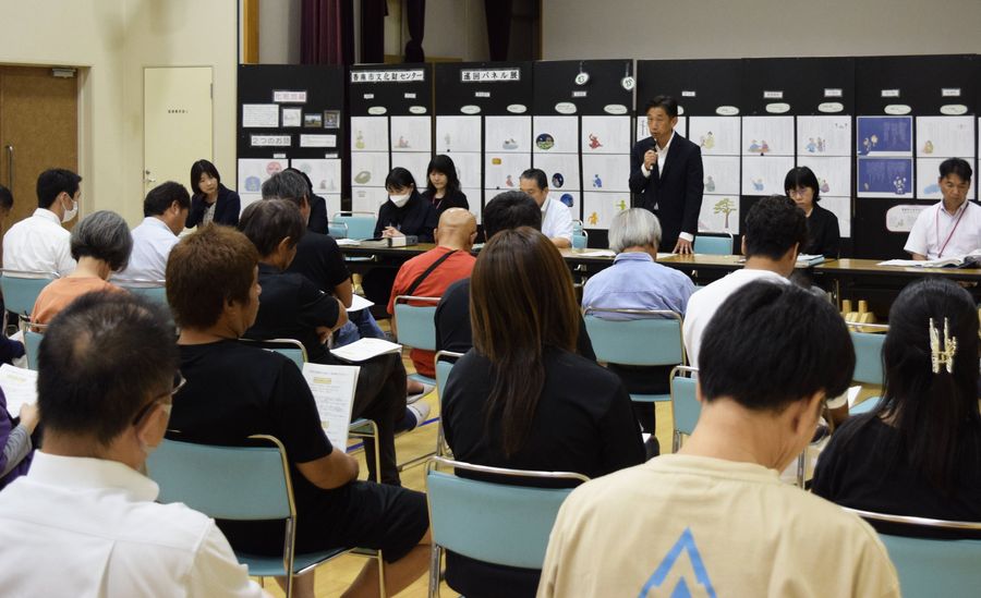 浸水区域外での保育受け入れ方針について住民や保護者から批判の声が相次いだ説明会(香南市赤岡町の赤岡市民館)