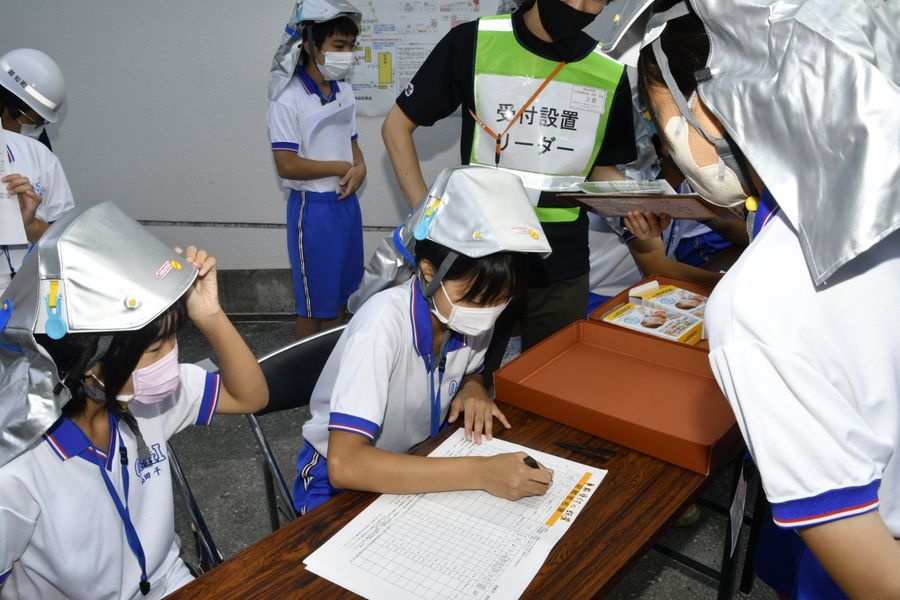 避難所開設訓練で氏名や住所などを聞き取り避難者名簿を作成する生徒たち（越知町の越知中学校）
