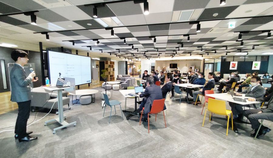 尾形拓海さんを講師に開いた社内勉強会（３月、高知新聞社）