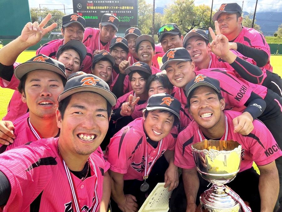 ３年ぶりの優勝はならなかったものの準優勝した高知ＰＷの選手（長野県伊那ニッパツスタジアム＝チーム提供）